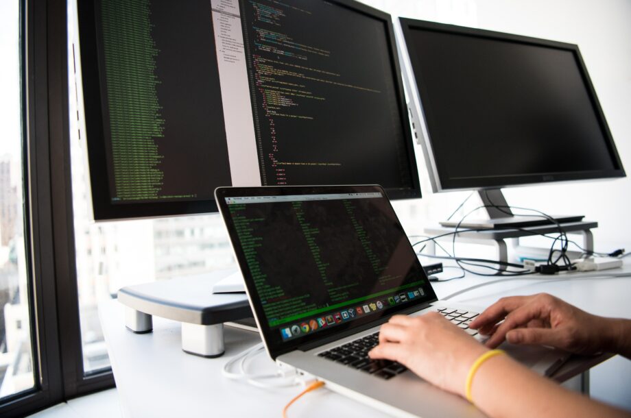 Pénurie de développeurs et développeuses web en Suisse: c’est le moment de se former !