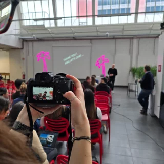 🔍 IA & CREATIVITY : une journée pour expérimenter, questionner et créer

Le vendredi 28 mars, nous avons lancé à Genève notre cycle de cours dédiés à l’intelligence artificielle générative avec une journée immersive mêlant conférences inspirantes le matin et atelier pratique l’après-midi, dans le cadre du module Creative Communication.

Nos étudiant·e·s des masters :
🎓 Digital Marketing & Communication (DIGI13-LS7)
🎓 Marketing d’influence & Communication Digitale (INF2)
ont exploré les enjeux stratégiques, créatifs et philosophiques liés à l’IA à travers deux temps forts :

🧠 Matin : Conférences & échanges
✨ Gabriel Mauron, Directeur de création chez Havas Switzerland
→ L’IA dans la création publicitaire et les agences de communication.
✨ Sonia Bressler, philosophe, essayiste et fondatrice de La Route de la Soie - Éditions
→ Une approche inspirante autour de la data-philosophie et de l’impact de l’IA sur notre manière de penser.

💻 Après-midi : Workshop immersif avec Marco Barber Salvat
Expert en Generative AI & Workforce Transformation, Marco a guidé les étudiant·e·s dans une exploration concrète de différents outils comme Leonardo AI ou Claude.
Objectif : tester, expérimenter et surtout comprendre les apports, les limites, les pièges… et les vraies galères de l’intégration de l’IA générative dans les processus créatifs.

📅 Prochaine étape : un workshop en mode hackathon, du 4 au 12 avril, sur le thème “IA vs l’humain”. Hâte de voir les idées émerger !

#CREAGenève #ConférenceIA #IAgénérative #Creativity #Workshop #DigitalCommunication #Hackathon #MasterCREA #IntelligenceArtificielle