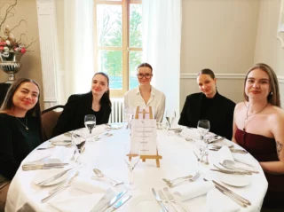 Plongée au cœur de l’excellence : les étudiant·e·s en Marketing du Luxe en immersion à l'Ecole Hôtelière de Genève | EHG

C’est dans un cadre prestigieux et empreint d’élégance que les étudiants en première année de marketing du luxe de CREA ont été accueillis à l’Ecole Hôtelière de Genève | EHG pour deux journées d’immersion, pensées pour leur faire découvrir les coulisses d’un univers où l’exigence et la passion du détail règnent en maître.

Six ateliers exclusifs, menés dans une atmosphère à la fois professionnelle et bienveillante, ont rythmé cette expérience unique. De l’art de la table à la dégustation de vins, en passant par la cuisine, l'art du chocolat, l’art floral ou encore l'art de la table, chaque discipline a été abordée avec rigueur et passion par des professionnels et enseignants aguerris.

Au-delà de la découverte, ces ateliers ont permis aux étudiants de prendre la mesure des standards d’excellence attendus dans le secteur du luxe. Une mise en perspective concrète et inspirante, en parfaite cohérence avec leur futur rôle de professionnels du marketing, amenés à concevoir et promouvoir des expériences clients d’exception.

Cette immersion restera sans nul doute un moment fort de leur parcours, entre fascination, apprentissage et vocation. 

Un grand merci à l’École Hôtelière de Genève pour son accueil remarquable et la qualité de son accompagnement tout au long de ces deux journées riches en émotions et en découvertes ainsi qu'à l'équipe pédagogique derrière ce programme : Elodie Curzillat, chargée de programmes Luxe et Jean-Christophe Teigner, directeur des programmes Marketing du Luxe.

#goCREAte #luxeàCREA #luxuryatCREA #EHG #workshop #ateliers