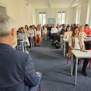 Mieux vivre ses études, c’est aussi apprendre à gérer son stress.

À CREA, nous en faisons une priorité.

Dans le cadre de notre stratégie hashtag#RSE, CREA Time To Act, et plus particulièrement du pilier SOCIAL dédié au bien-être notamment de nos étudiant·e·s, nous avons eu le plaisir d’organiser, sur nos campus de Genève et Lausanne, des conférences inspirantes sur la gestion du stress et la préparation mentale, animées par Denis Inkei.

Techniques issues du mindset des arts martiaux, exercices de pleine conscience, conseils concrets pour affronter les examens, entretiens ou autres échéances professionnelles et personnelles : les participantes et participants sont reparti·e·s avec des outils puissants pour renforcer leur sérénité et leur confiance.

Merci à Denis Inkei pour ce moment riche et interactif, à Anne-Catherine DURROUX pour l'organisation de cette conférence et bravo aux étudiant·e·s présent·e·s d’avoir répondu présent·e·s malgré l’heure du déjeuner ! Il n'y a plus qu'à mettre en pratique et à rester zen!

#CREAGenève #CREALausanne #CREAZen #CREAsansstress #gestiondustress #TimeToAct #RSE #dėveloppementpersonnel