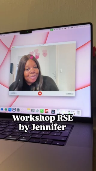 ✨ Nouvel épisode avec Jennifer ✨

Après son retour chez CREA, Jennifer n’a pas eu le temps de souffler !
Après le workshop e-commerce, elle a enchaîné avec un projet RSE ambitieux

Brief : imaginer un concept pour valoriser la régénération, un pilier de la marque de cosmétiques ECLO, avec un budget de 70’000 CHF.

Elle nous raconte tout dans cette vidéo ! 
Entre enjeux durables, stratégie de marque et storytelling, découvrez sa vision engagée 💚

#CREALausanne #WorkshopCREA #RSE #SustainableBeauty #ECLO #DigitalMarketing #goCREAte #learnfromexperience
